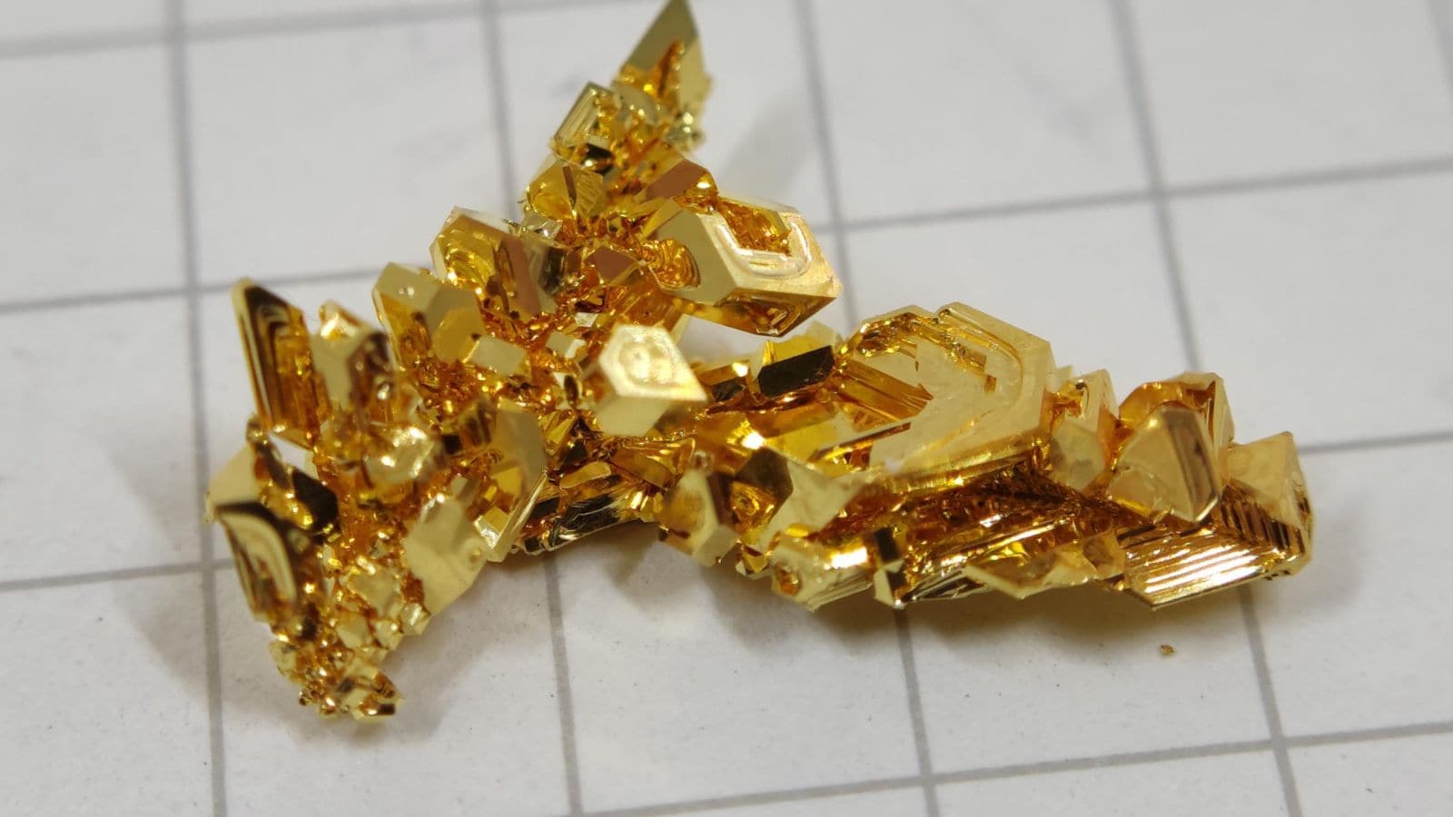 प्रयोगशाला में विकसित सोना अभी भी खनन किए गए सोने की तुलना में बहुत सस्ता नहीं है। इसके उत्पादन के लिए उन्नत तकनीक और बुनियादी ढांचे की आवश्यकता होती है, जिससे लागत बढ़ जाती है। हालाँकि, जैसे-जैसे प्रौद्योगिकी में सुधार होता है, उत्पादन अधिक कुशल हो सकता है, संभावित रूप से कीमतें कम हो सकती हैं। इसका पुनर्विक्रय मूल्य वजन, शुद्धता और बाजार में सोने की दरों पर निर्भर करता है। यदि शुद्धता खनन किए गए सोने से मेल खाती है, तो पुनर्विक्रय मूल्य भी तुलनीय होगा, हालांकि सार्वजनिक स्वीकृति में समय लगेगा। प्रयोगशाला में विकसित सोना अभी भी खनन किए गए सोने की तुलना में बहुत सस्ता नहीं है। इसके उत्पादन के लिए उन्नत तकनीक और बुनियादी ढांचे की आवश्यकता होती है, जिससे लागत बढ़ जाती है। हालाँकि, जैसे-जैसे प्रौद्योगिकी में सुधार होता है, उत्पादन अधिक कुशल हो सकता है, संभावित रूप से कीमतें कम हो सकती हैं। इसका पुनर्विक्रय मूल्य वजन, शुद्धता और बाजार में सोने की दरों पर निर्भर करता है। यदि शुद्धता खनन किए गए सोने से मेल खाती है, तो पुनर्विक्रय मूल्य भी तुलनीय होगा, हालांकि सार्वजनिक स्वीकृति में समय लगेगा।