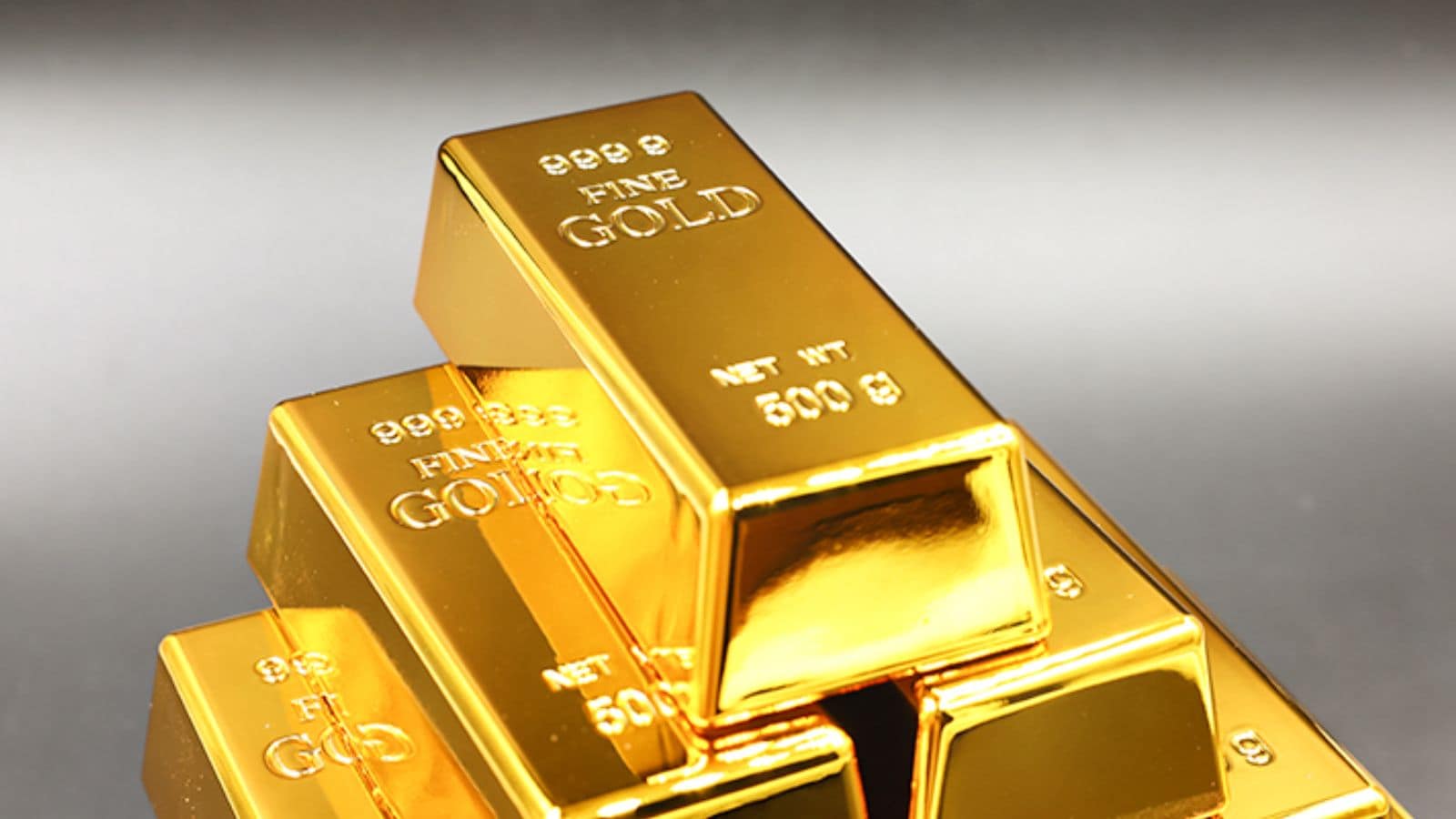 जबकि प्रयोगशाला में विकसित सोना स्थिरता प्रदान करता है, खनन किया गया सोना भारत में भावनात्मक और सांस्कृतिक मूल्य रखता है। त्यौहार, शादियाँ और अनुष्ठान अभी भी प्राकृतिक रूप से खनन किए गए सोने पर निर्भर हैं। खरीदारों को परंपरा को नवीनता के साथ संतुलित करना चाहिए। लैब-विकसित सोना एक आधुनिक विकल्प प्रदान करता है, लेकिन भारत भर के घरों में खनन किए गए सोने के समान भावनात्मक विश्वास हासिल करने में कई साल लग सकते हैं। जबकि प्रयोगशाला में विकसित सोना स्थिरता प्रदान करता है, खनन किया गया सोना भारत में भावनात्मक और सांस्कृतिक मूल्य रखता है। त्यौहार, शादियाँ और अनुष्ठान अभी भी प्राकृतिक रूप से खनन किए गए सोने पर निर्भर हैं। खरीदारों को परंपरा के साथ नवीनता का संतुलन बनाना चाहिए। लैब-विकसित सोना एक आधुनिक विकल्प प्रदान करता है, लेकिन भारत भर के घरों में खनन किए गए सोने के समान भावनात्मक विश्वास हासिल करने में कई साल लग सकते हैं।