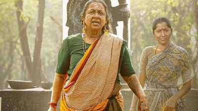 Aarti Ravi joined the star-studded evening of Thai Kizhavi’s grand premiere. (Photo Credit: X)