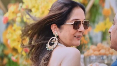  Even at 66, Neena Gupta keeps receiving praise for her ageless look.