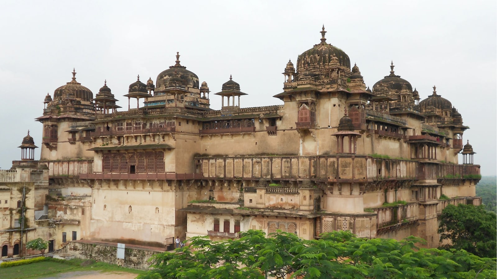 The temple showcases Nagara-style architecture with detailed stone carvings and a high shikhara (spire) that stands out in the structure. The original sanctum is very old while additions made in the 18th century by Maratha statesman Nana Phadnavis are also part of the temple. At the entrance, a large antique bell brought by Chimaji Appa after defeating the Portuguese at Vasai is placed. The temple showcases Nagara-style architecture with detailed stone carvings and a high shikhara (spire) that stands out in the structure. The original sanctum is very old while additions made in the 18th century by Maratha statesman Nana Phadnavis are also part of the temple. At the entrance, a large antique bell brought by Chimaji Appa after defeating the Portuguese at Vasai is placed.