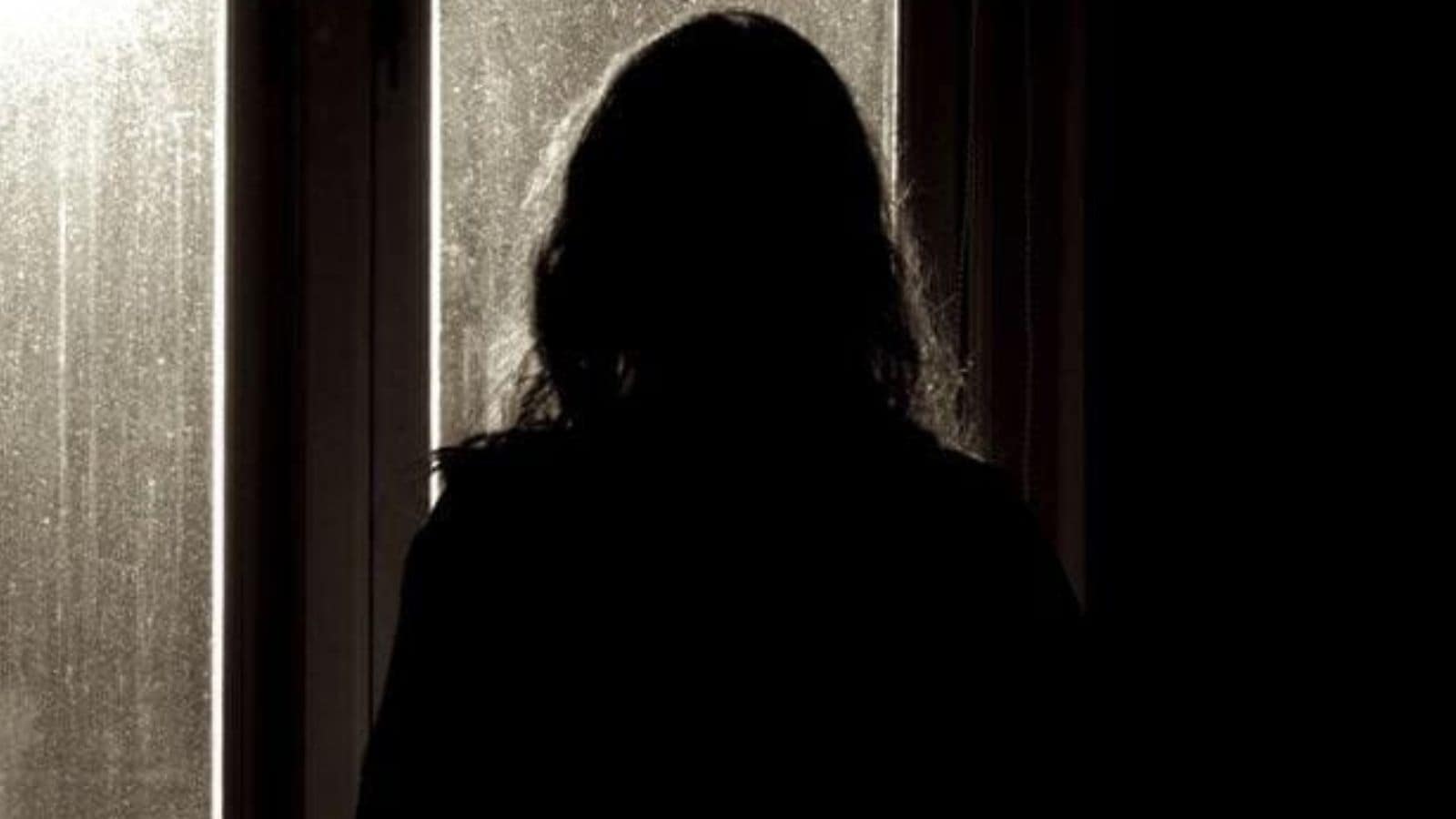 हिंदी फिल्म उद्योग ने कई अभिनेताओं को थिएटर, सिनेमा और टेलीविजन के बीच घूमते देखा है, लेकिन उनमें से कुछ ने ही तीनों में अपनी छाप छोड़ी है। आज हम एक ऐसी ही अभिनेत्री के बारे में बात कर रहे हैं, जिन्होंने अपने करियर की शुरुआत विवादों से की, पेशेवर चुनौतियों का सामना किया और भारतीय सिनेमा में सबसे ज्यादा पहचान हासिल की। उनका सफर सामान्य नहीं था और उनका पदार्पण ही राजनीतिक इतिहास का हिस्सा बन गया.