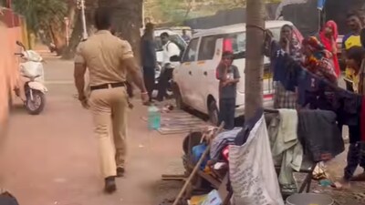  The officer was seen unfolding and arranging the cradle on the footpath.