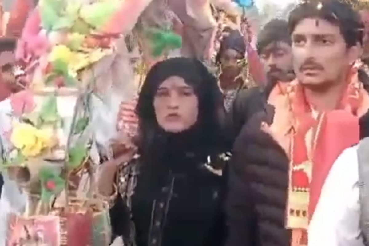 Burqa-Clad Woman Completes 170 KM Kanwar Yatra, Performs ‘Jalabhishek’ In UP’s Sambhal | Video
