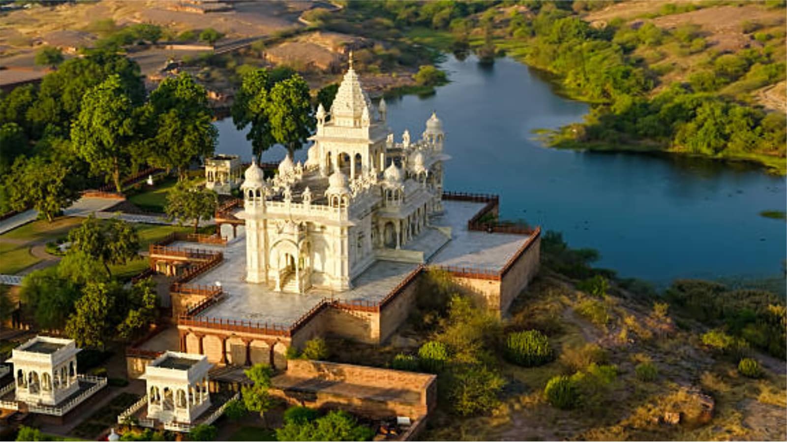 ust below the fort lies Jaswant Thada, a serene white marble cenotaph built in memory of Maharaja Jaswant Singh II. Its delicate carvings and peaceful gardens provide a striking contrast to the indigo lanes nearby.