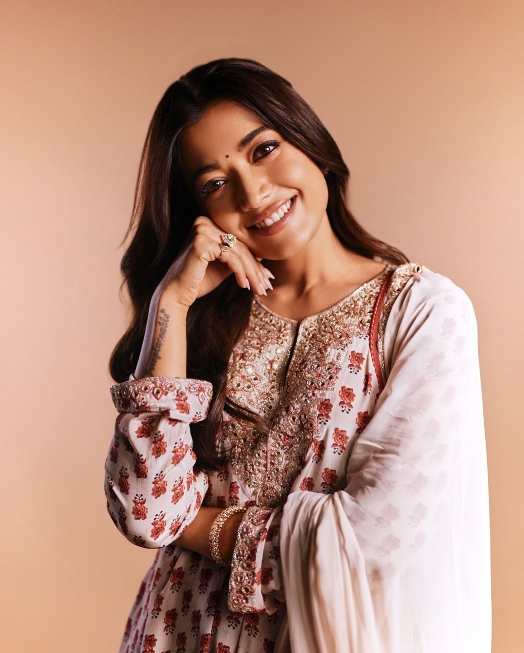 The actress is none other than Rashmika Mandanna. Her modelling career began in 2014, when she won The Times of India’s Clean & Clear Fresh Face award. After noticing Rashmika Mandanna’s win at a pageant, Rishab Shetty offered her a role in his Kannada romantic comedy Kirik Party.