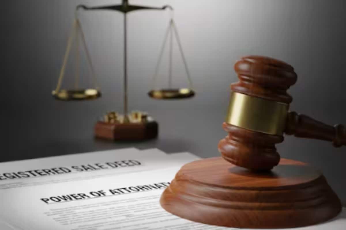 What Is The Current Legal Stance In India On Phone Use While Walking? There is no nationwide law in India that specifically bans phone use (talking or texting) while walking. A private member’s bill in 2019 proposed fines up to Rs 5,000 for first offences and Rs 10,000 for repeat instances, but it was never enacted. This has led to a lack of legal incentives for people when it comes to lowering scrolling time while walking or driving.