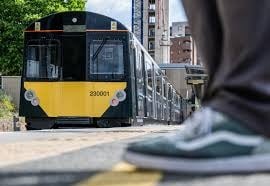 The Great Western Railway (GWR) Class 230 battery train now runs on the Greenford branch line, a five-mile return route from West Ealing to Greenford. It replaces the diesel trains previously used on this line. The route includes four stops and takes around 12 minutes each way. Initially, the train will operate passenger services on Saturdays, with plans to expand as the train’s performance in real-world conditions is studied. This marks the first time in UK history that a fully battery-powered train carries paying passengers on a scheduled route.