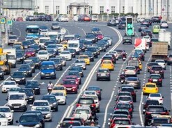Ahead of Noida International Airport’s June 15 opening, authorities plan to widen the Yamuna embankment road to 10 lanes, improving Delhi-Jewar connectivity and easing congestion. (Representative Image)