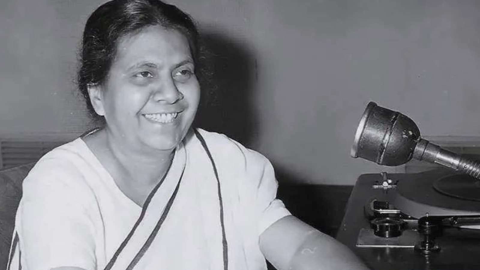 That singer was Juthika Roy, later known fondly as “Adhunik Meera.” Born on April 20, 1920, in Amta in Bengal’s Howrah district, Roy’s musical journey began at a remarkably young age. She recorded her first album in 1932 when she was just 12 years old, a feat that set her apart in an era when recording itself was a rare opportunity. Her talent soon caught the attention of poet Kazi Nazrul Islam and composer Kamal Das Gupta, both of whom played a crucial role in shaping her art. 