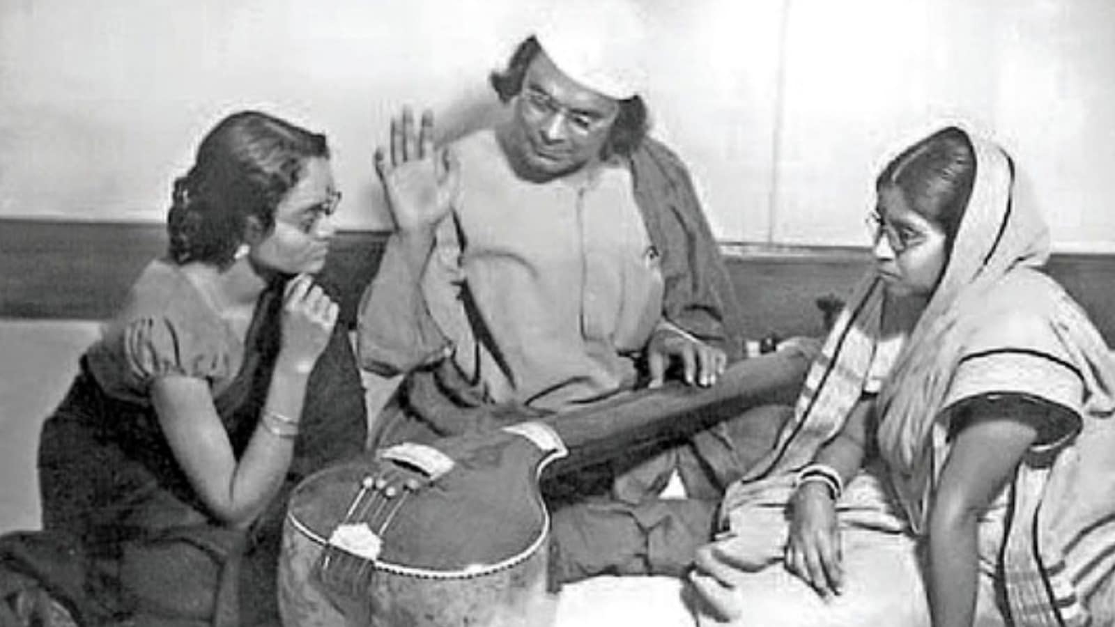 By the 1940s and 1950s, Roy became one of the country’s most celebrated voices. Her singing carried a devotional purity. Over a career spanning nearly four decades, she sang more than 200 Hindi songs and over 100 Bengali film and modern tracks. Her repertoire also included Rabindrasangeet, Nazrulgeeti and several popular non-film compositions that continue to be remembered fondly.