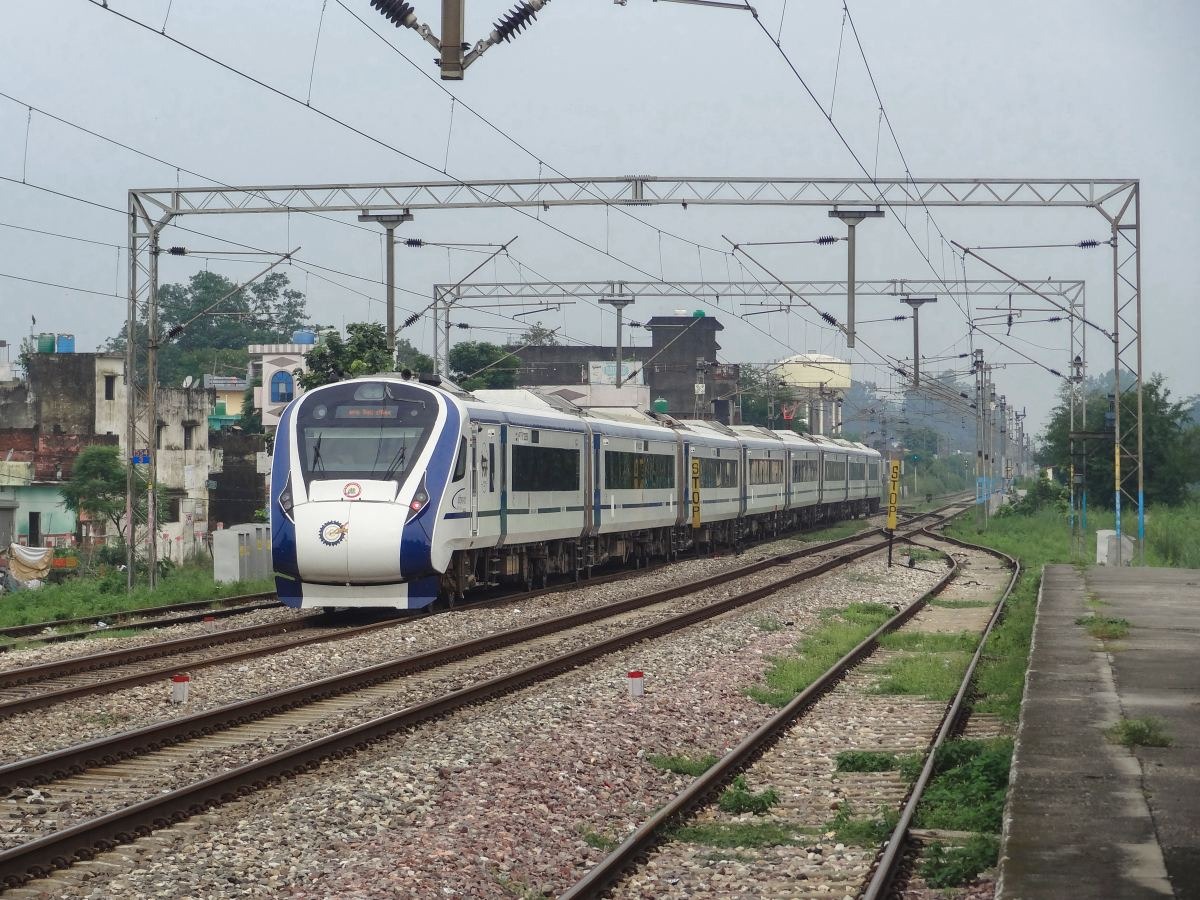 The Udaipur-Asarwa Vande Bharat Express is designed for high-speed travel. It can run at a maximum speed of 160 km per hour. This makes the journey much faster than traditional trains. Passengers will also get modern facilities, better seating, and a smoother ride.
