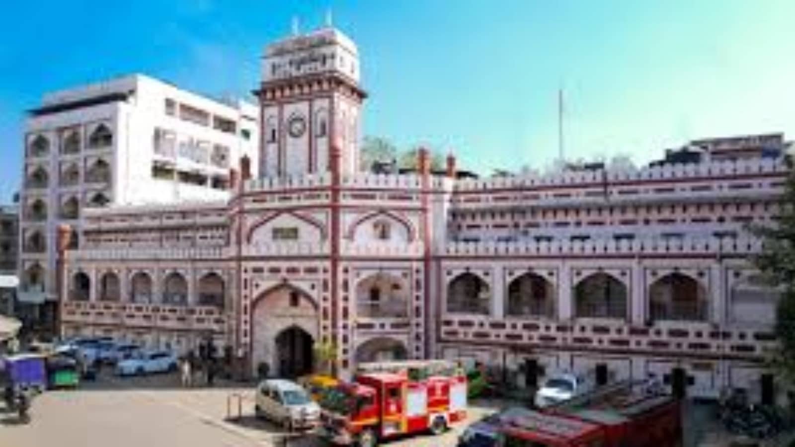 Limited Retail Access: Most municipal bonds in India are sold through private placements. This means they are often bought by institutions, not small investors. However, when Surat Municipal Corporation launched a public issue, retail demand was over three times the offer size. This showed that small investors are interested when given access.
