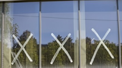 Ever wondered why glass doors have an ‘X’ mark? It is not decoration. Swipe through to discover the real safety reason most people completely overlook.