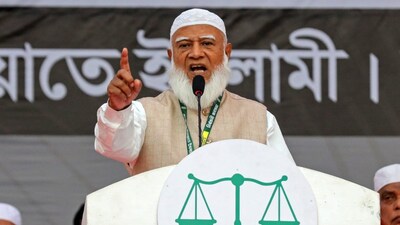 Bangladesh's Jamaat-e-Islami leader Shafiqur Rahman addresses his supporters during a rally. (AFP photo)