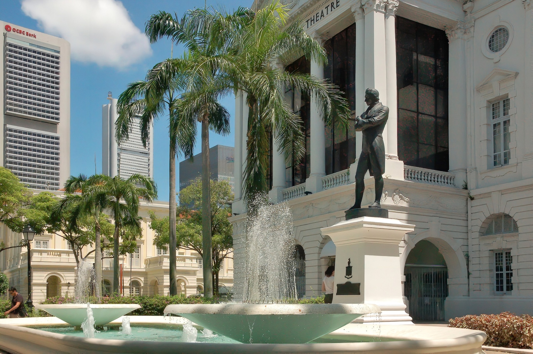  Since the whole country is essentially one metropolitan area, Singapore avoids the administrative divisions and regional inequalities typical of larger nations. Its cleanliness, efficient infrastructure, and global connectivity all benefit from this compact, integrated setup. The name ‘Singapura’—meaning ‘lion city’ in Malay and Sanskrit—originates from a legend of a Sumatran prince who supposedly sighted a lion on the island centuries ago.