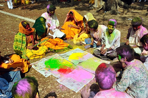 Shantiniketan: Known as Basanta Utsav, Holi here is graceful and artistic. Students dress in yellow, perform dances, sing Tagore’s songs, and welcome spring with colours. It’s calm, cultural, and beautifully different from the usual loud celebrations.