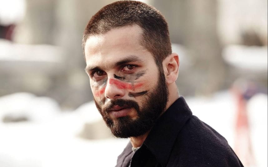 The Shakespearean Tragedy (Haider, 2014): Perhaps his most daring transformation. Going bald for the film’s climax, Shahid’s hollowed eyes and cold Kashmiri winter attire mirrored the grief and madness of a man pushed to the edge.