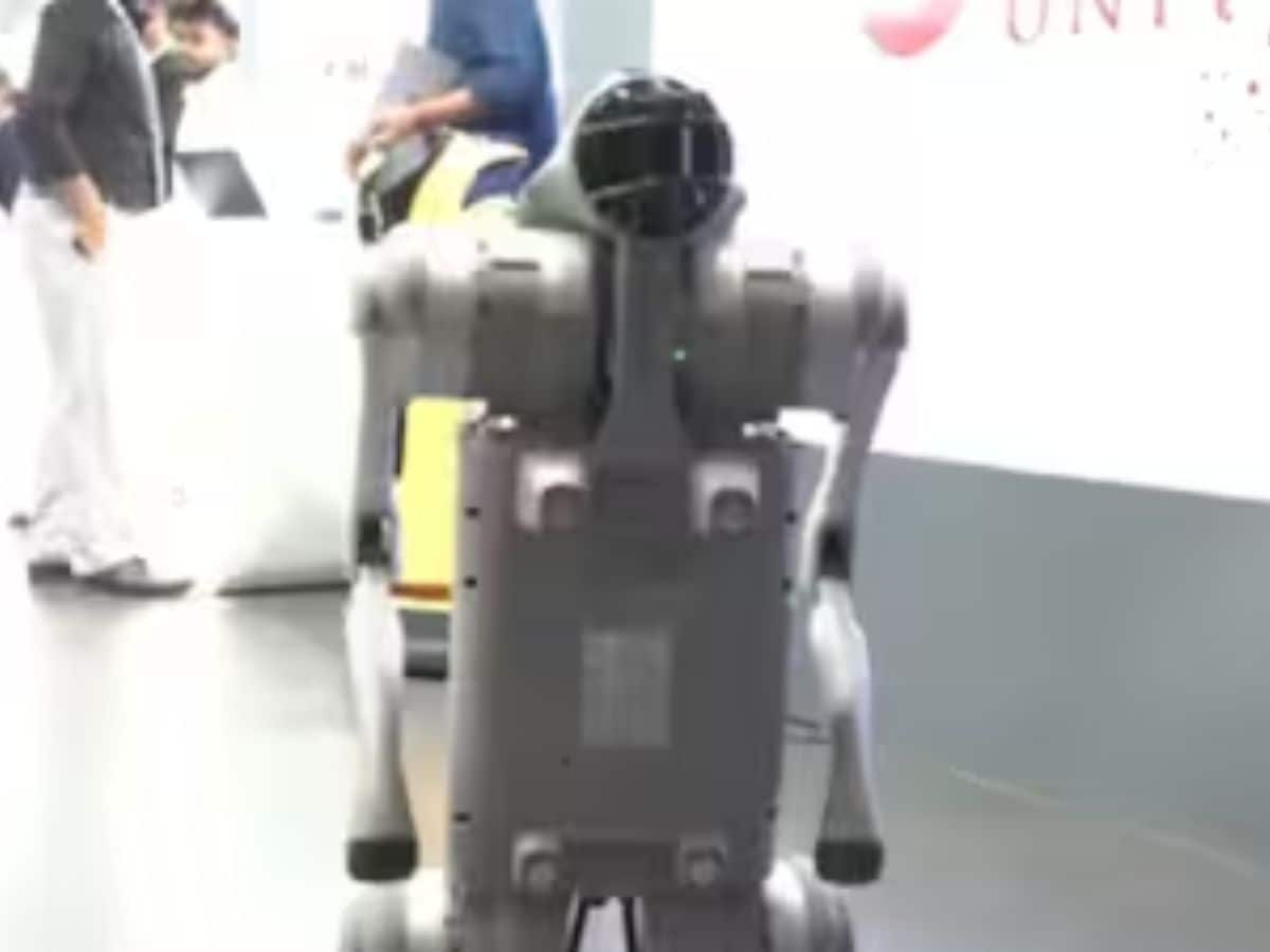 लेकिन सोशल मीडिया पर वीडियो वायरल होने के बाद विवाद शुरू हो गया. कई मीडिया आउटलेट्स, खासकर चीनी और यूरेशियन अफेयर्स कवर करने वाले, ने आरोप लगाया कि यह रोबोट यूनिवर्सिटी ने खुद नहीं बनाया, बल्कि चीन की कंपनी यूनिट्री रोबोटिक्स का Unitree Go2 मॉडल है. यह रोबोट ग्लोबल ऑनलाइन प्लेटफॉर्म्स पर करीब 2,800 USD (लगभग 2.3 लाख रुपये) में उपलब्ध है. लोगों ने कहा कि यूनिवर्सिटी ने इसे अपनी इनोवेशन बताकर धोखा दिया, जो 350 करोड़ के डिस्प्ले का हिस्सा था. लेकिन सोशल मीडिया पर वीडियो वायरल होने के बाद विवाद शुरू हो गया. कई मीडिया आउटलेट्स, खासकर चीनी और यूरेशियन अफेयर्स कवर करने वाले, ने आरोप लगाया कि यह रोबोट यूनिवर्सिटी ने खुद नहीं बनाया, बल्कि चीन की कंपनी यूनिट्री रोबोटिक्स का Unitree Go2 मॉडल है. यह रोबोट ग्लोबल ऑनलाइन प्लेटफॉर्म्स पर करीब 2,800 USD (लगभग 2.3 लाख रुपये) में उपलब्ध है. लोगों ने कहा कि यूनिवर्सिटी ने इसे अपनी इनोवेशन बताकर धोखा दिया, जो 350 करोड़ के डिस्प्ले का हिस्सा था.