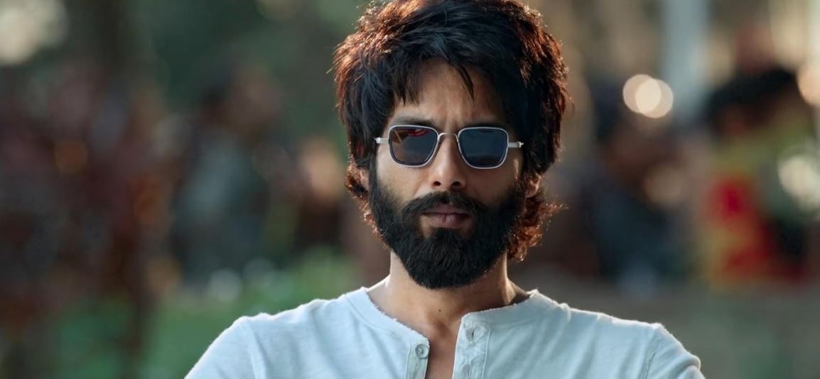 The Self-Destructive Surgeon (Kabir Singh, 2019): From the thick, unkempt beard and aviators to the disheveled medical scrubs, this look became a cultural phenomenon, representing a raw, unchecked masculinity.