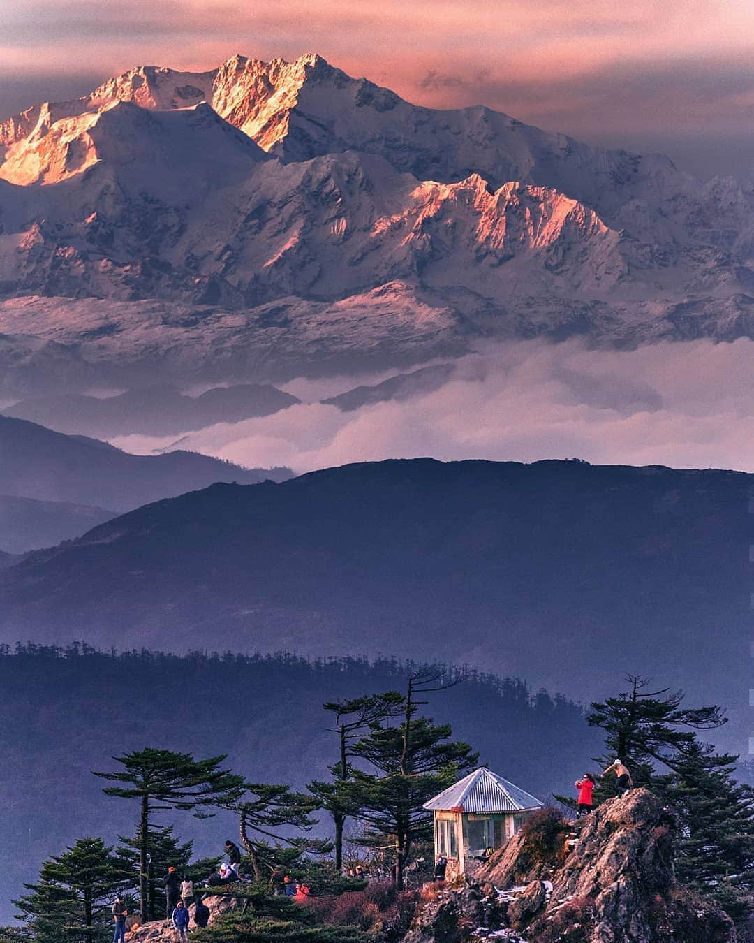 Sandakphu, West Bengal: For adventurous couples, Sandakphu in West Bengal offers a unique Valentine’s experience. Known as the “trekkers’ paradise,” it provides panoramic views of four of the world’s highest peaks - Everest, Kanchenjunga, Lhotse, and Makalu. Trekking together through rhododendron forests and mountain trails creates unforgettable memories, and the sense of achievement at the summit adds a special bond to the journey. It’s romance wrapped in adventure, perfect for those who love the outdoors.