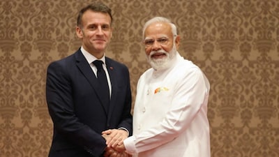 France's President Emmanuel Macron and Prime Minister Narendra Modi shake hands at a press event in Mumbai. (AFP photo)