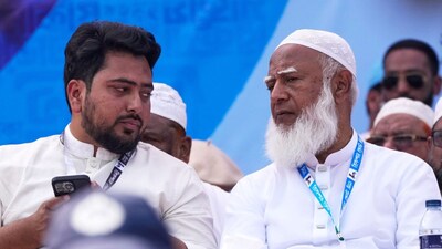 National Citizen Party (NCP) convener Nahid Islam (left) talks to Jamaat-e-Islami leader Shafiqur Rahman during an election rally in Dhaka. (AP)