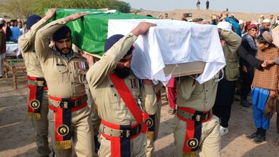 Pakistani soldiers carry the coffin of a security personnel who was killed in militant attacks in Kohat, Khyber Pakhtunkhwa province. (AFP)