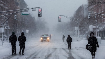 People walk in local street covered with snow during a winter storm in Hoboken, New Jersey, U.S., February 23, 2026. (Reuters image)