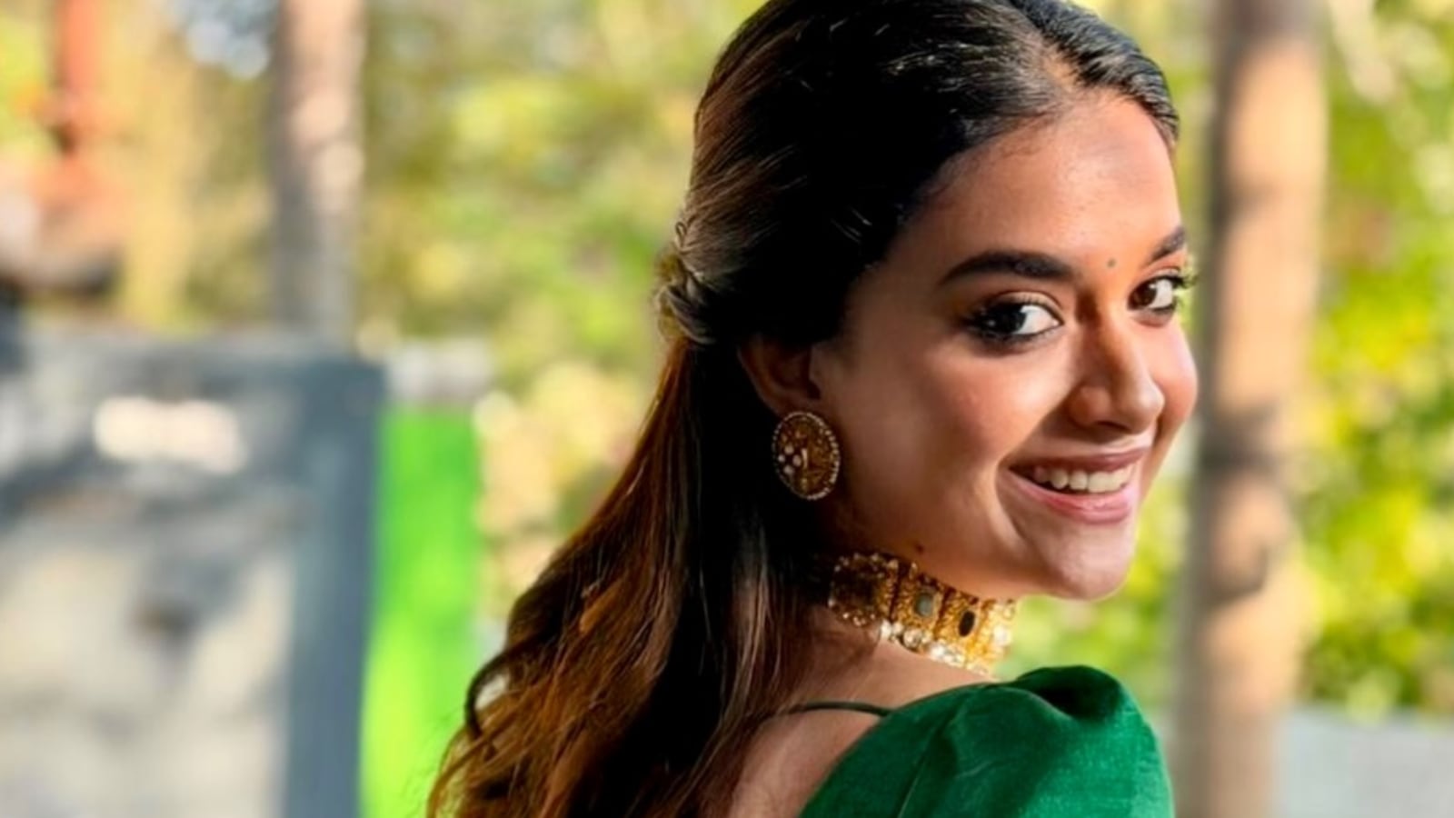 She was last seen in the crime comedy film Revolver Rita alongside Radhika Sarathkumar, Sunil, Redin Kingsley, Mime Gopi, Sendrayan, and Super Subbarayan, among others, in supporting roles. Keerthy Suresh has an interesting lineup of films coming up next, including Kannivedi, Thottam, and Rowdy Janardhana.