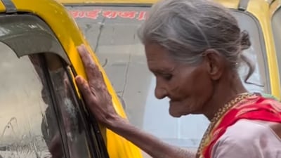 Her emotional reaction after he handed her money and gifts has touched many hearts.(Photo Credit: Instagram/iamhussainmansuri)