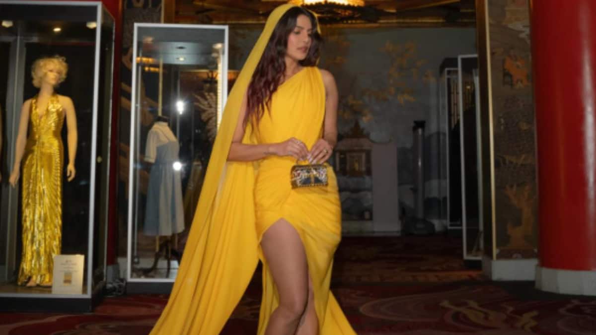 Priyanka Chopra Honours Her The Bluff Character In A Bold Yellow Saree | Bollywood News Priyanka Chopra Honours Her The Bluff Character In A Bold Yellow Saree | Bollywood News