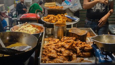 पुरानी दिल्ली की रमज़ान फ़ूड ट्रेल: 7 मशहूर जगहें जहाँ मिलते हैं बेहतरीन कबाब और निहारी.