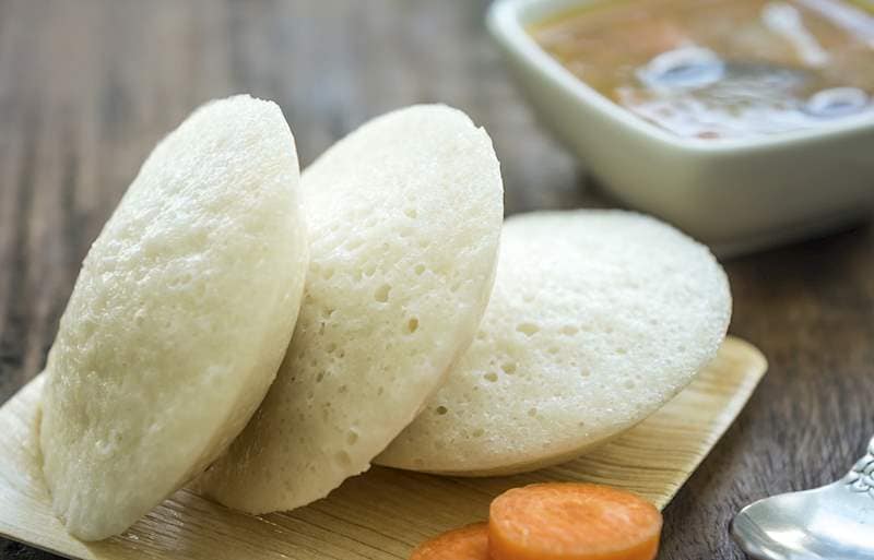 Instant Idly: ఇడ్లీ చేయడానికి ఎంతో సమయం పడుతుంది. పప్పు నానబెట్టాలి. దాన్ని గ్రైండ్ చేయాలి. ఆ తర్వాత దాన్ని ఇడ్లీగా మార్చాలి. ఇదంతా జరగాలంటే కనీసం 8 గంటల సమయం పడుతుంది. అదే ఇప్పుడు చెప్పే ఇన్ స్టంట్ ఇడ్లీ మిక్స్‌తో కేవలం అరగంటలోనే ఇడ్లీ రెడీ అవుతుంది. 