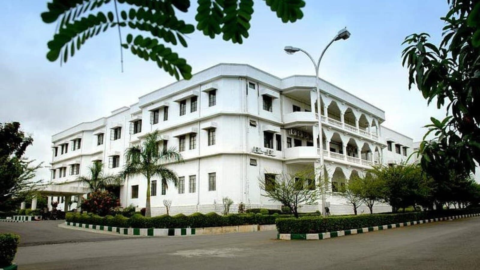 IIIT Hyderabad: ₹34.4 lakh per annumThe clear leader on the list, IIIT Hyderabad has consistently impressed with its strong focus on computer science, AI, and research. Its graduates are highly sought after by leading technology companies, resulting in the highest reported median salary among top engineering institutions. IIIT Hyderabad: ₹34.4 lakh per annumThe clear leader on the list, IIIT Hyderabad has consistently impressed with its strong focus on computer science, AI, and research. Its graduates are highly sought after by leading technology companies, resulting in the highest reported median salary among top engineering institutions.