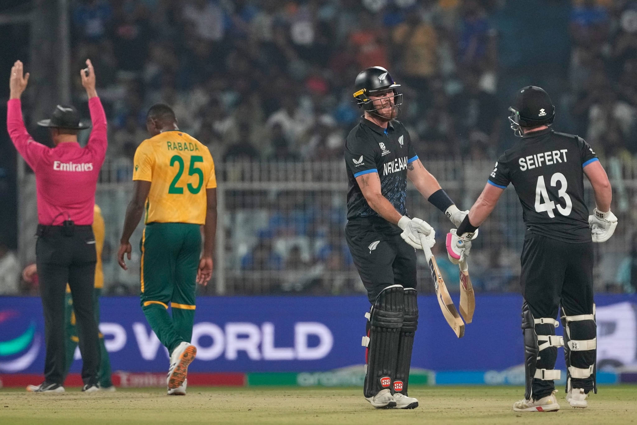 Enquanto Allen ganhava as manchetes, Tim Seifert desempenhou um papel coadjuvante crucial com 58 bolas em 33 bolas. A dupla formou uma parceria de abertura de 117 corridas que efetivamente selou a disputa no Powerplay. Enquanto Allen ganhava as manchetes, Tim Seifert desempenhou um papel coadjuvante crucial com 58 bolas em 33 bolas. A dupla formou uma parceria de abertura de 117 corridas que efetivamente selou a disputa no Powerplay.