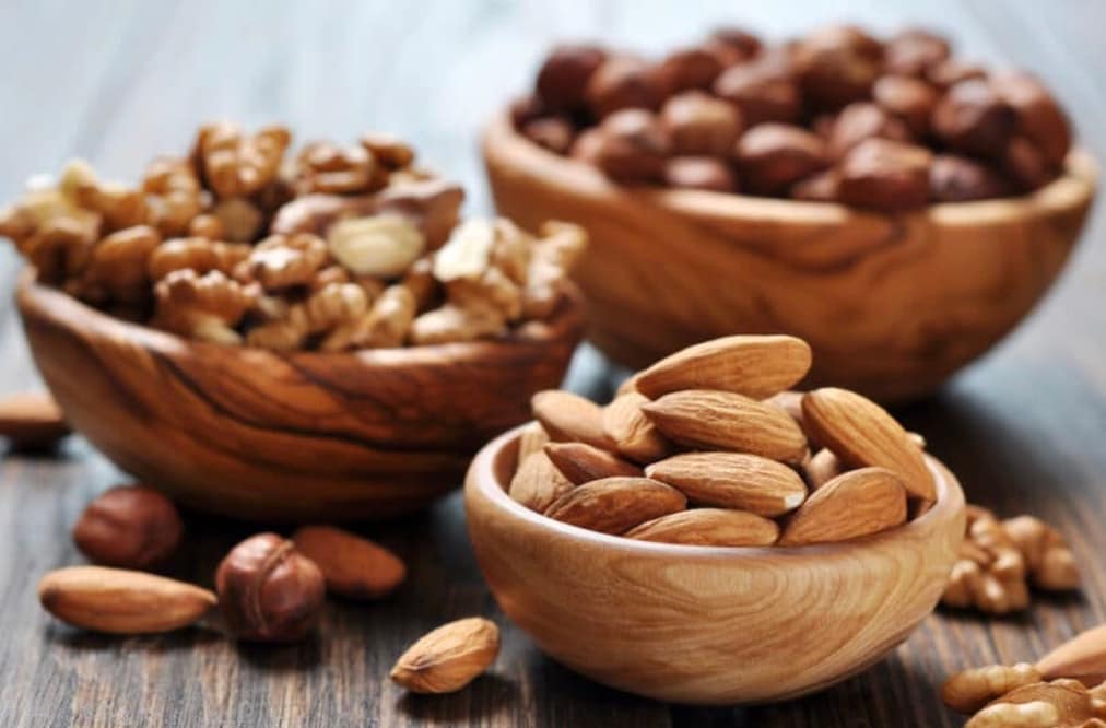 Boosts Brain Function: Hazelnuts contain vitamin E, healthy fats, and antioxidants that support brain health. These nutrients help protect brain cells from oxidative stress and may improve memory and cognitive performance, making hazelnuts a beneficial snack for maintaining mental sharpness.