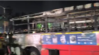 The sight of the bus engulfed in flames caused alarm among motorists and people in the vicinity, including those near Lulu Mall. (Image: Local18, News18)