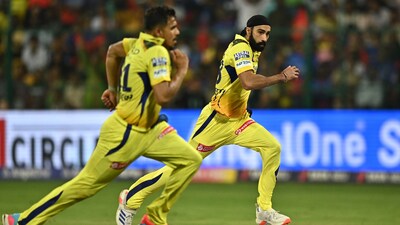 Chennai Super Kings' Simarjeet Singh (R) runs to field during the Indian Premier League (IPL) Twenty20 cricket match between Royal Challengers Bengaluru and Chennai Super Kings at the M Chinnaswamy Stadium in Bengaluru on May 18, 2024. (Photo by Idrees MOHAMMED / AFP)
