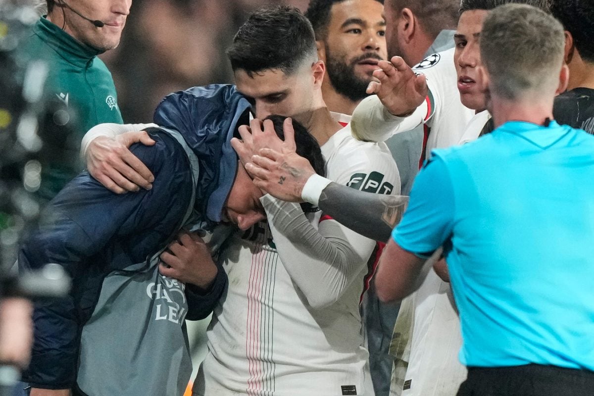 Apologetic Pedro Neto Says Sorry To PSG Ball Boy '35 Times' After Tussle | WATCH