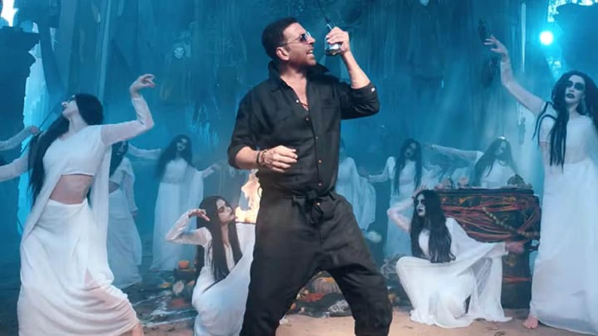 Behind‑the‑scenes frame of Akshay Kumar performing a stunt for Bhooth Bangla