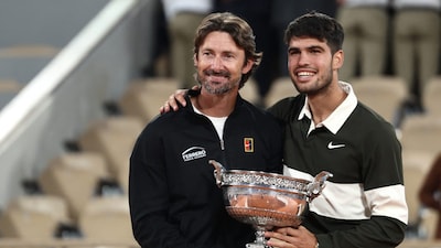 Carlos Alcaraz poses with his former coach Juan Carlos Ferrero (AFP)