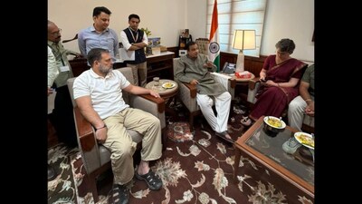 Congress leaders Rahul Gandhi and Priyanka Gandhi Vadra with Union minister Nitin Gadkari. (News18)
