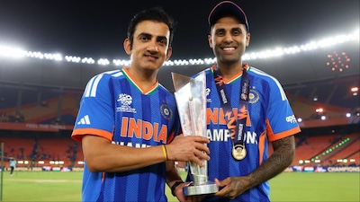 Gautam Gambhir and Suryakumar Yadav pose for photo with T20 World Cup 2026 trophy. (Picture Credit: X/@BCCI)