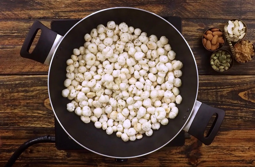 Light, crunchy, and packed with nutrients, makhana (fox nuts) is one of the easiest superfoods to add to your summer diet. Rich in protein, fibre, and antioxidants, makhana is perfect for hot days when you want something filling without feeling heavy. From quick savoury snacks to cooling sweet treats, makhana can fit into almost any craving while staying healthy. Here are some simple and delicious ways to enjoy makhana this summer.