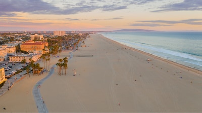 Santa Monica has long been a favourite gathering place for both locals and visitors. The city offers countless ways to unwind, connect, and socialise.