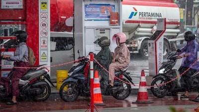 Motorcyclists queue to refuel at a gas station operated by Pertamina, Indonesia’s state-owned oil and gas company, as the closure of the Strait of Hormuz by Iran disrupts energy flows and global oil prices rise. (AFP photo)
