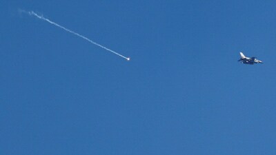An Israeli F-16 releases a flare as it flies near Beit Shemesh, amid the US-Israel conflict with Iran, Israel. (IMAGE: REUTERS/REPRESENTATIVE) 