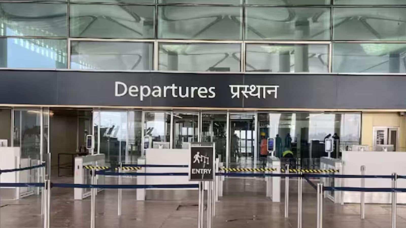 Signal-Free Access Strategically located along the Yamuna Expressway, the airport offers signal-free road access to Noida, Greater Noida, Delhi, and Agra. Whether you are arriving via the expressway or the planned multi-modal transport links, the goal is 