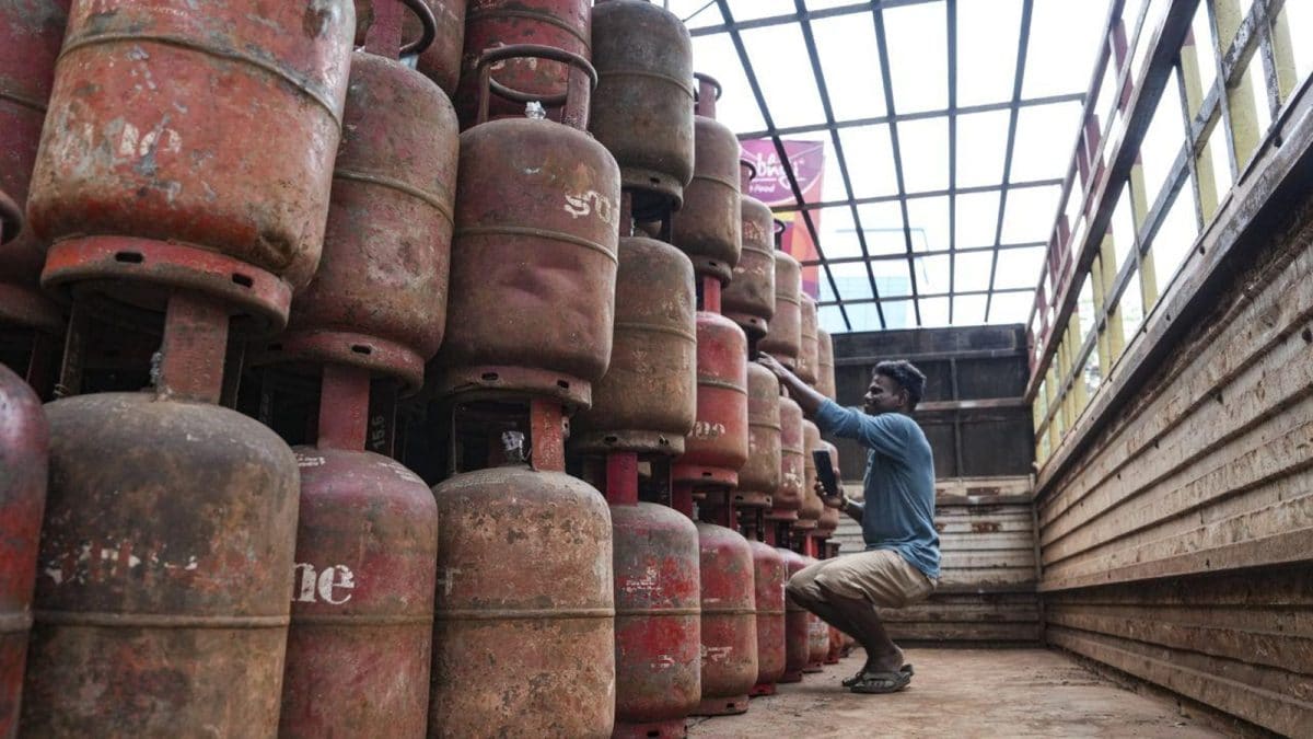 India LPG Gas Shortage Live Updates: Centre Prioritises Domestic Households, Long Queues Outside Gas Agencies